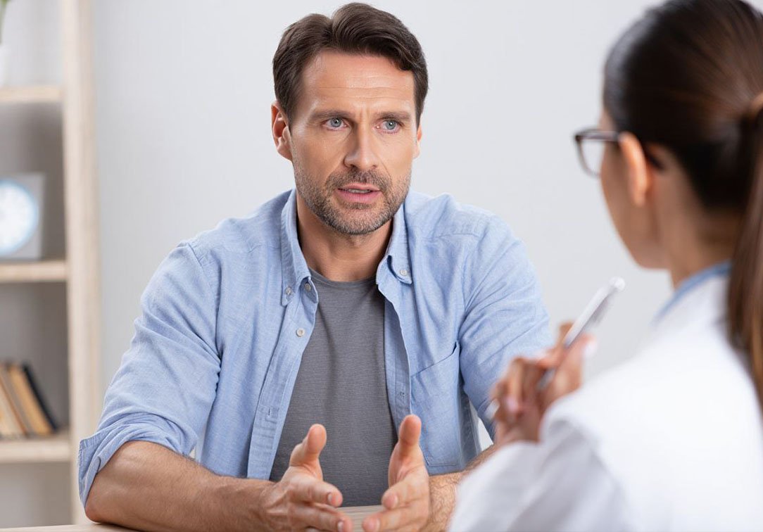 Мужчина разговаривает с врачом